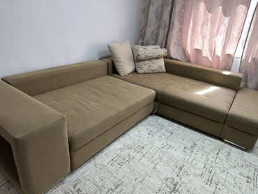 диван гостинный: Бурчтук диван, түсү - Саргыч боз, Колдонулган