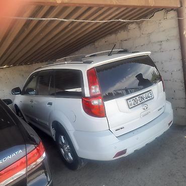 offroad tekerler: Great Wall Hover H3, ağ rəngli, 7 yerlik SUV. Xüsusiyyətlər: - Geniş — 1