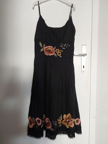 hermes haljine: Crna letnja haljina sa vezenim cvetovima,predivna. velicina