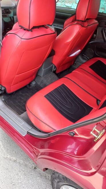 Digər Avtomobillər: Qırmızı rəngli 4 qapılı sedan Mühərrik və ötürmə: - Benzinli mühərrik — 11