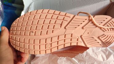 Другая женская обувь: Продаю летнюю обувь. кроссовки 39 размер, шлепки детские 36-37размер — 6