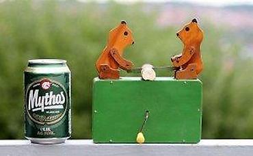 Figure: Medvedi seku drvo stara mehanička drvena igračka. Stara drvena igračka — 11