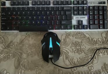 diz üstü kompüter: RGB işıqlandırmalı oyun klaviaturası və siçan dəsti. Klaviaturada qara