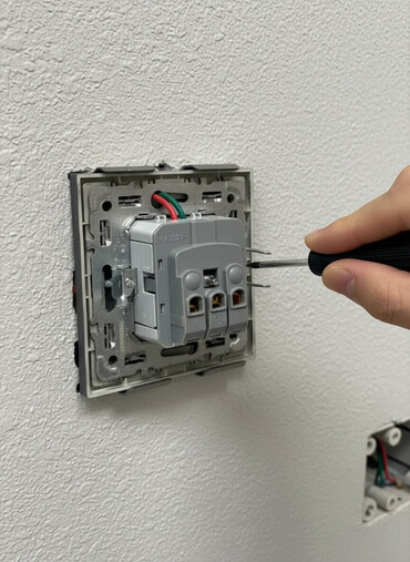 led лента: Двухклавишный настенный выключатель света, серый матовый. -