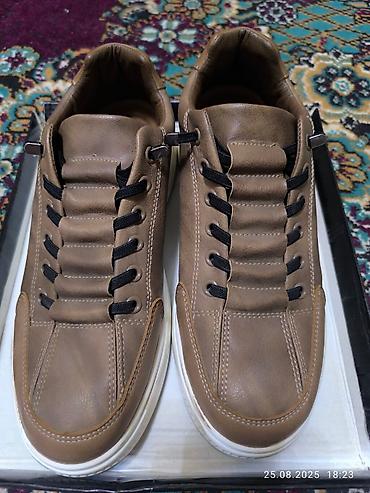 Кроссовки и спортивная обувь: Стильная мужская обувь можно и подросткам, коричневого цвета с белой — 8