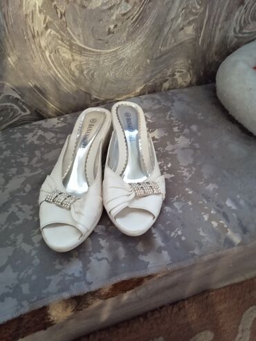 обувь белая: Продаю женские босоножки 
целые хорошие