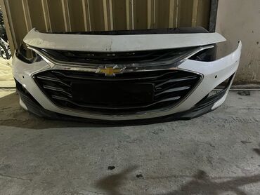 2107 bufer: Ağ rəngdə, Chevrolet markalı avtomobilin ön bamperi. Bamper