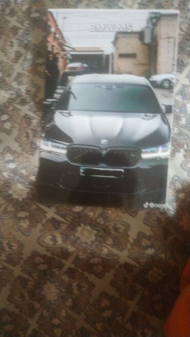 elektron gitara yolana: BMW M5 temalı poster - Mövzu: BMW M5 ön görünüşü (sport sedan) -