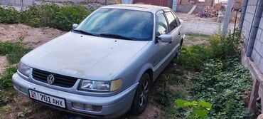 паста б4: Volkswagen Passat: 1994 г., 2 л, Механика, Бензин, Седан