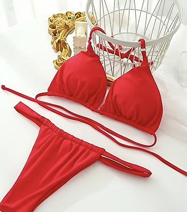 Çimərlik geyimləri: Qırmızı üçbucaq bikini dəsti - 2 hissə: üçbucaq kəsməli sinə üstü + — 3
