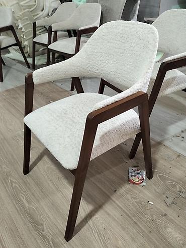goruş ağacı: Məhsul: Yumşaq oturacaqlı, qollu taxta stul - Dizayn: Minimalist və — 2