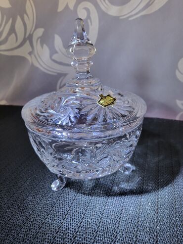 Kuhinjski setovi: Kristalna nova bombonijera Zajecar 70te. Bombonijera,kristal sa 3 — 4