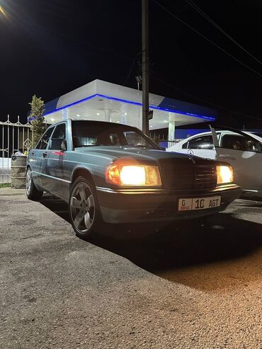мерс гелинваген: Седан Mercedes-Benz 190 (W201) в бирюзовом цвете с классическим