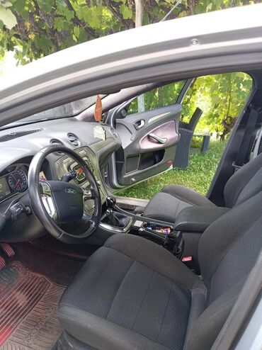 Ford: Ford Mondeo – dizel TDCi, sivi metalik. Karoserija: liftback sa 5 — 8