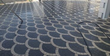 Kafel və metlax: Bej rəngli, düzbucaqlı formalı, təbii daş plitələr. İstənilən interyer — 45