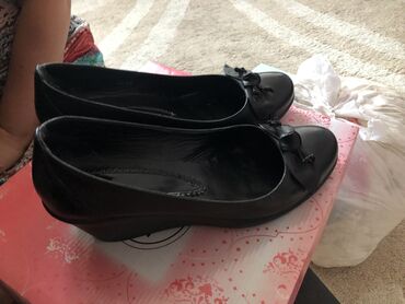 продаю женскую обувь: Туфли 39, цвет - Черный