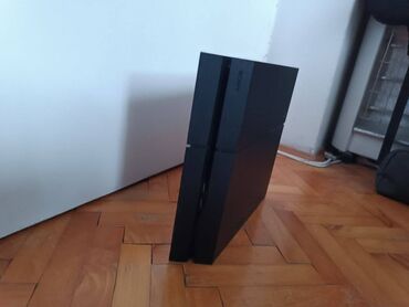 PS4 (Sony Playstation 4): PS4 cipovan 1TB 4 dzojstika na lalafo.rs — 4 PS4 (Sony Playstation 4): PS4 cipovan 1TB 4 dzojstika — 4