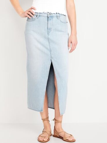 Ətəklər: Açıq mavi rəngdə, düz biçimli denim ətək. Öndən yarıqlı dizaynı