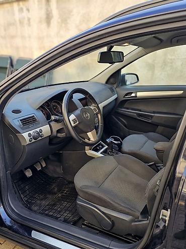 Opel: Opel Astra – qara rəngdə, universal kuzov Xüsusiyyətlər: - Kuzov — 7