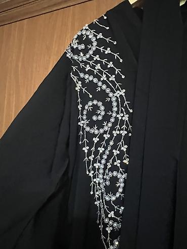 is batinka: Qara abaya – incə bəzəkli.Yenidir.Üzerinde baş örtüsü və kəməri var — 9