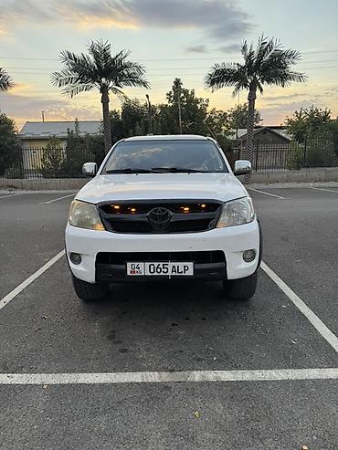 авто сатылат: Toyota Hilux: 2008 г., 2.5 л, Кол менен иштөөчү, Дизель, Пикап — 1