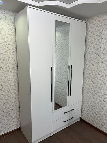 standing mirror: Белый трехдверный платяной шкаф с зеркалом - Конфигурация: 3 створки — 2