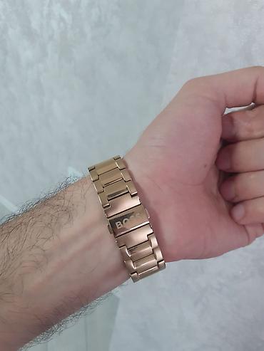 Aksesuarlar: HUGO BOSS kişi qol saatı -Korpus və bilərzik: qızılı rəngdə — 2