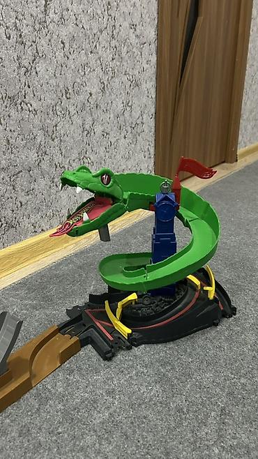 Oyun dəstləri: Hot Wheels ilan manevirli trek seti - Tema: nəhəng yaşıl ilan fiqurlu — 1
