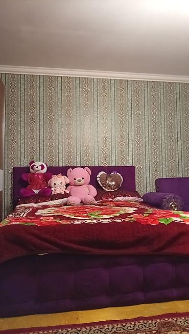 Bənövşəyi rəngdə yumşaq parça ilə üzlənmiş ikinəfərlik çarpayı dəsti