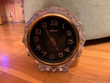 saatlarin alişi ve satişi: Sovet dövrünnən qalan masaüstü "Mayak" saatı
