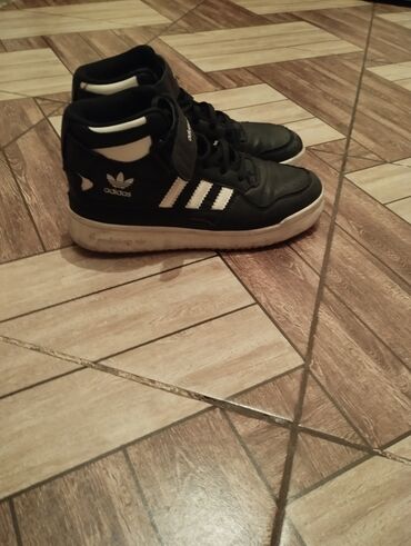 Kişi ayaqqabıları: Original Adidas Forum Mid 35 azn Işlənmişdir Yeni Halı 125 azn adidas