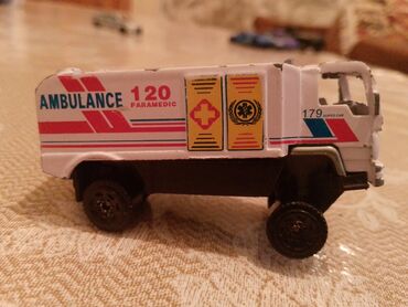 машина для детей: Oyuncaq “Ambulance” maşını – paramedic temalı miniatür yük maşını
