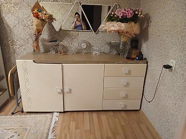 sap: Qonaq otağı üçün mebel dəsti Tərkib: - Vitrin şkaf: 2 şüşə qapılı, 3 — 2