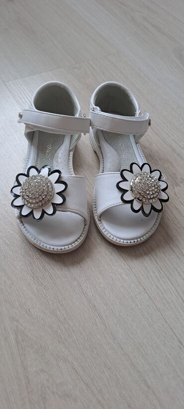 Детская обувь: Продаются детские босоножки для девочки, белые в идеальном