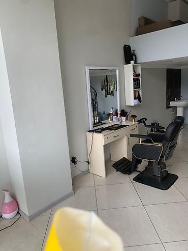 Salon, tibbi mebel: Obyekt icarəyə verilir. 50 m2, isti pol, kondisioner var. Yolkənarı — 2