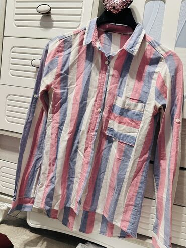 Cinslər: ZARA BASIC brendinin bu qadın köynəyi çəhrayı, ağ və mavi zolaqlı