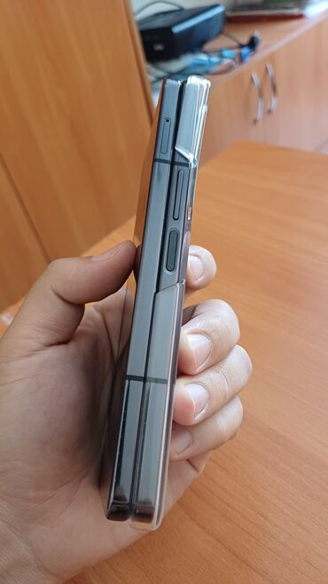 купить samsung z flip 3: Samsung Galaxy Fold 4, Б/у, 256 ГБ, цвет - Черный, 2 SIM