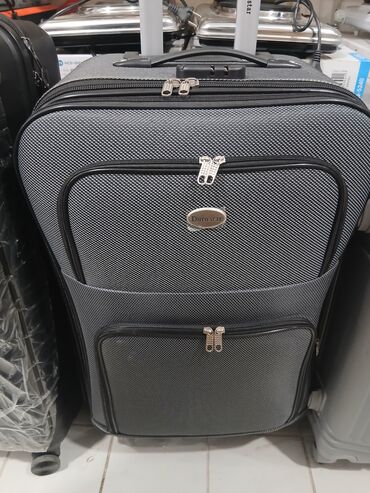 Çamadanlar: Müxtəlif rənglərdə və ölçülərdə mövcud olan səyahət çemodanları. Bu — 12