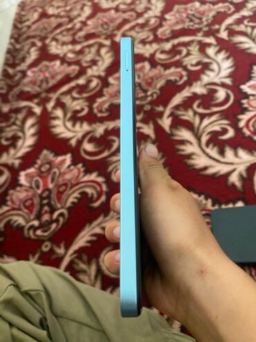 мышка на телефон: Смартфон в голубом корпусе, оснащенный портом USB-C для зарядки и