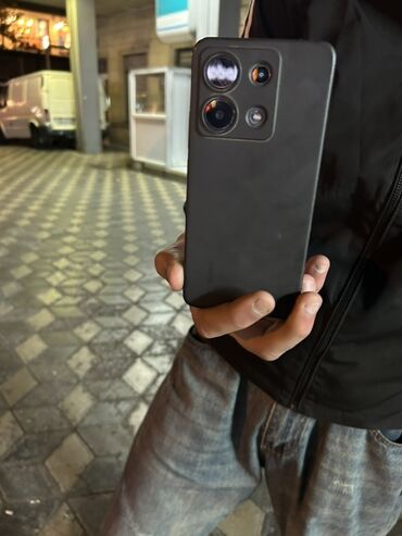 Digər mobil telefonlar: Smartfon – arxa hissədə böyük kvadrat kamera adası və dörd elementli