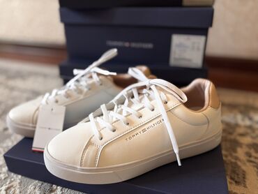 Кроссовки и спортивная обувь: Кеды от Tommy Hilfiger в наличии Размеры 40 на 0,5 размер