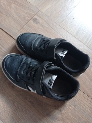 эспумед для новорожденных: Детские кроссовки от New Balance выполнены в черном цвете с белой