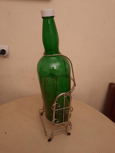 Ostalo posuđe: Velika flasa sa postoljem.
Oko 4,5 l — 12