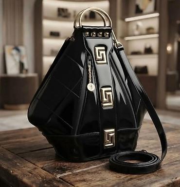 Elegantna ženska torba – crni visokosjajni model sa zlatnim detaljima na lalafo.rs Elegantna ženska torba – crni visokosjajni model sa zlatnim detaljima
