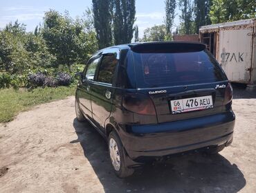 мини электромобиль: Черный хэтчбек Daewoo Matiz с затемненными задними стеклами и номерным