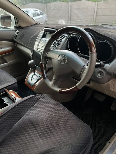 панель торпедо камри 30: Интерьер автомобиля Toyota Harrier, в котором выделяется рулевое