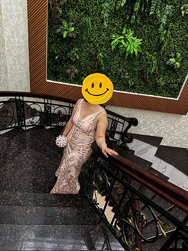 nikah: Zərif gecə/libas – pudra rəngi, qızılı naxışlı - Model: Uzun, bədənə — 1
