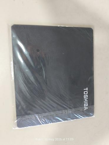 Настольные ПК и комплектующие: Toshiba siçan altlığı - Rəng: qara - Brend loqosu: Toshiba (kənarda — 1