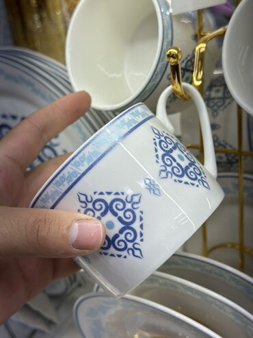 фарфоровые посуды: Фарфоровый столовый/чайный набор с голубым орнаментом. - Материал