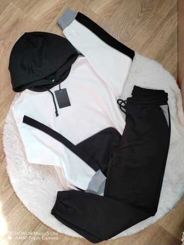 nike tech fleece crno sivi: M. Siva S i M
Ova crno bela M/L